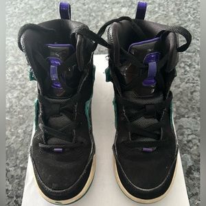 Kids jordans sneakers Size 2.5 Y